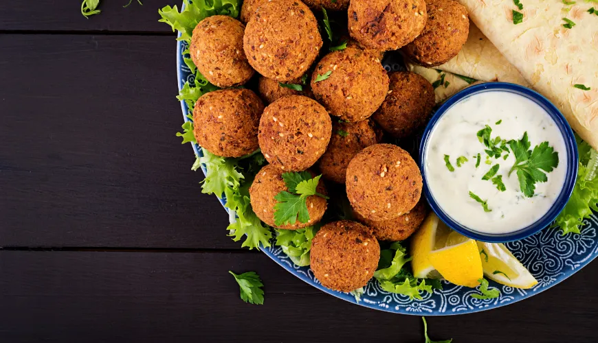 # Skvělý recept na falafel krok za krokem

## Ingredience

- 250 g sušeného cizrny
- 1 cibule
- 2 st